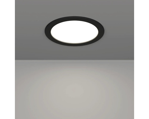 Spot LED încorporat rotund, negru, montat pe tavan, cu lumină strălucitoare pe perete.