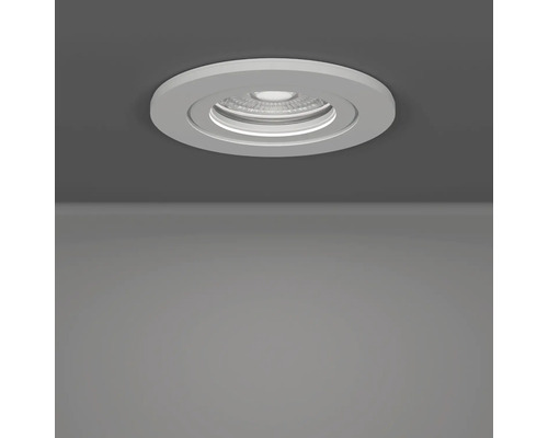 Spot LED încastrat, rotund, design plat, montat în tavan.