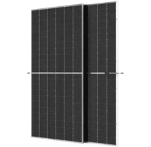 Două panouri solare dreptunghiulare cu cadru argintiu și celule fotovoltaice închise la culoare.