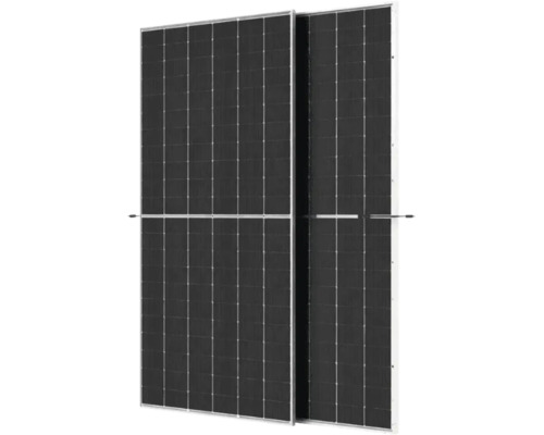 Două panouri solare dreptunghiulare cu cadru argintiu și celule fotovoltaice închise la culoare.