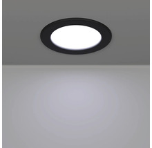 Spot LED încorporat rotund negru montat pe tavan cu lumina aprinsă.