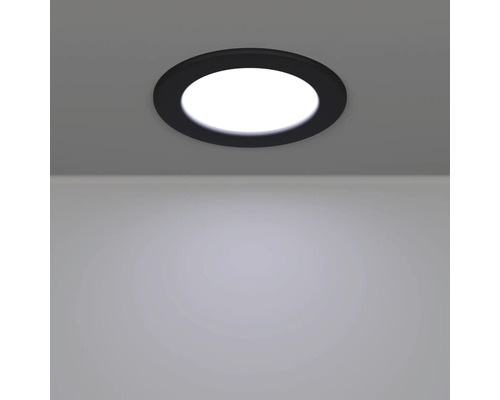 Spot LED încorporat rotund negru montat pe tavan cu lumina aprinsă.