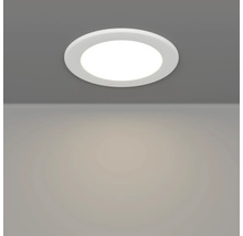 Spot LED încorporabil rotund, alb, aprins cu fascicul de lumină pe perete.