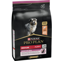 Hrană uscată Purina Pro Plan Medium Puppy Sensitive Skin cu somon pentru căței de talie medie cu conținut ridicat de proteine și sigiliu de prospețime.
