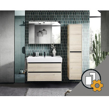 Set mobilier baie modern aspect lemn deschis cu mască chiuvetă, lavoar alb, dulap oglindă și dulap înalt pe fundal de faianță verde.
