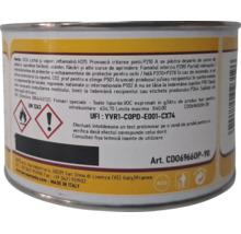 Etichetă a unui recipient metalic cu informații de siguranță și simboluri pentru inflamabilitate și iritarea pielii.