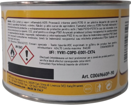 Etichetă a unui recipient metalic cu informații de siguranță și simboluri pentru inflamabilitate și iritarea pielii.