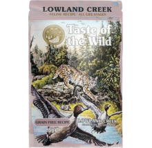 Taste of the Wild Lowland Creek hrană fără cereale pentru pisici de toate vârstele, plic de 85 grame cu un râs și rațe în natură.