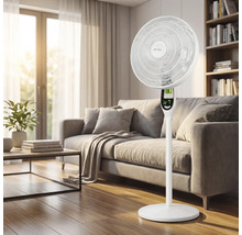 Ventilator cu picior alb cu Be Cool Logo și afișaj digital într-o sufragerie luminoasă cu canapea gri și măsuță din lemn.