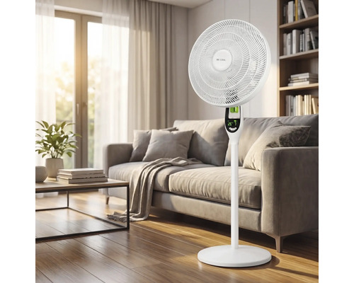 Ventilator cu picior alb cu Be Cool Logo și afișaj digital într-o sufragerie luminoasă cu canapea gri și măsuță din lemn.