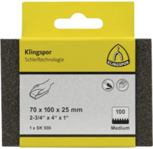 Burete abraziv Klingspor SK 500 Medium, granulație 100, dimensiuni 70 pe 100 pe 25 milimetri pentru lemn și vopsea.
