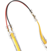 Conector pentru bandă LED cu cablu pentru 12 volți, carcasă din plastic transparent cu fire roșu și negru.