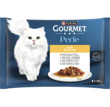 Purina Gourmet Perle Duo hrană umedă pentru pisici, 4 porții a 85 grame, diverse arome cu o pisică albă și hrană pe o farfurie.