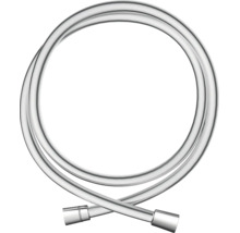 Furtun de duș flexibil din plastic neted cu aspect metalic și două racorduri.
