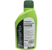 Îngrășământ concentrat pentru gazon în flacon de plastic verde, 250 mililitri.