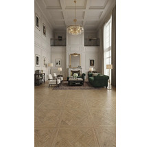 Living spațios cu parchet ornamental, panouri de perete albe, candelabru din cristal, canapele din catifea verde și șemineu alb.