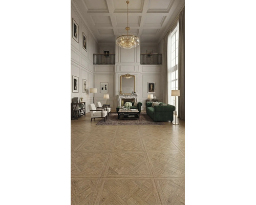 Living spațios cu parchet ornamental, panouri de perete albe, candelabru din cristal, canapele din catifea verde și șemineu alb.