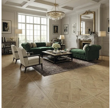Living luminos cu parchet cu model, canapele din catifea verde, șemineu și candelabru de cristal în design clasic.