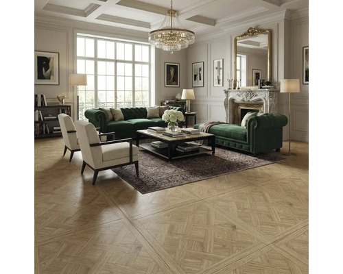 Living luminos cu parchet cu model, canapele din catifea verde, șemineu și candelabru de cristal în design clasic.
