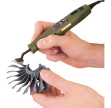 Șlefuitor tip creion Proxxon utilizat pentru prelucrarea de precizie a unei piese din plastic.