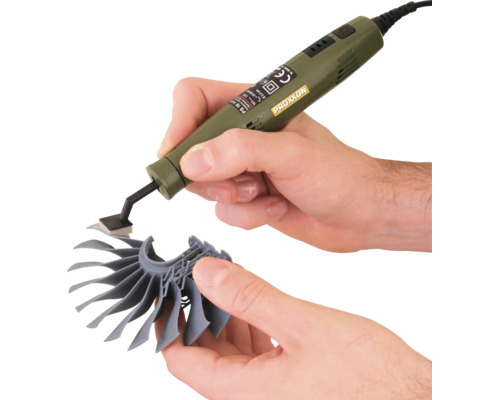 Șlefuitor tip creion Proxxon utilizat pentru prelucrarea de precizie a unei piese din plastic.
