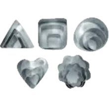 Set de forme pentru tăiat aluatul din metal, în forme de triunghi, pătrat, cerc, inimă și floare, de diverse mărimi.