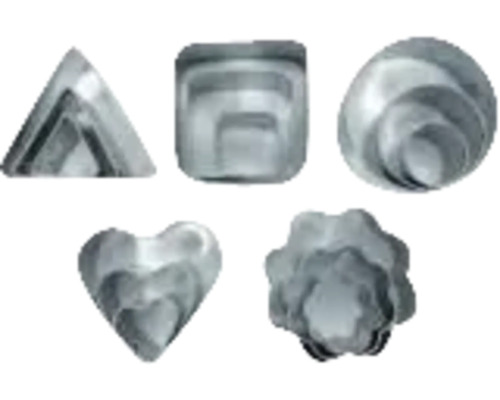 Set de forme pentru tăiat aluatul din metal, în forme de triunghi, pătrat, cerc, inimă și floare, de diverse mărimi.