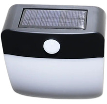 Aplică solară pentru exterior cu panou solar integrat și senzor de mișcare din plastic.