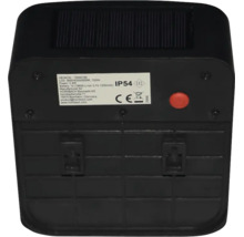 Partea din spate a unei lămpi solare cu LED, cu panou solar, plăcuță de identificare, marcaj CE, grad de protecție IP54, clasă de protecție trei și comutator roșu.