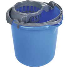 Găleată de mop albastră din plastic cu storcător gri.