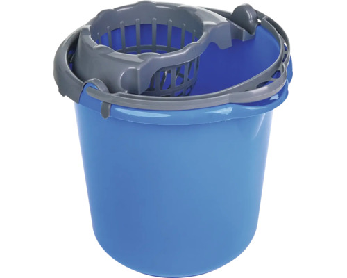 Găleată de mop albastră din plastic cu storcător gri.
