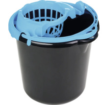 Găleată de curățenie neagră din plastic cu storcător albastru deschis pentru mopuri.