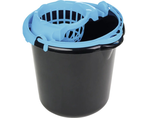 Găleată de curățenie neagră din plastic cu storcător albastru deschis pentru mopuri.