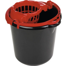 Găleată neagră cu storcător roșu din plastic.