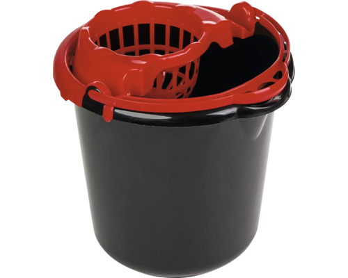 Găleată neagră cu storcător roșu din plastic.