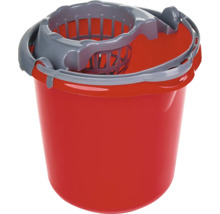 Găleată de curățenie din plastic roșu cu storcător gri.