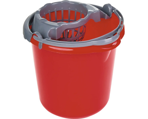 Găleată de curățenie din plastic roșu cu storcător gri.