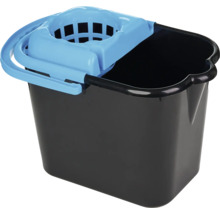 Găleată de curățenie neagră din plastic cu storcător albastru deschis și mâner de transport.