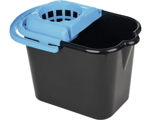 Găleată de curățenie neagră din plastic cu storcător albastru deschis și mâner de transport.