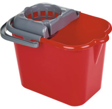 Găleată de curățenie roșie din plastic cu storcător gri și mâner de transport.