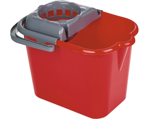 Găleată de curățenie roșie din plastic cu storcător gri și mâner de transport.
