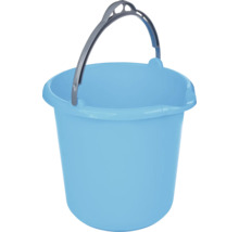 Găleată de menaj de culoare albastru deschis din plastic cu cioc de scurgere și mâner.