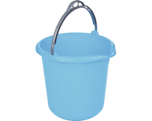 Găleată de menaj de culoare albastru deschis din plastic cu cioc de scurgere și mâner.