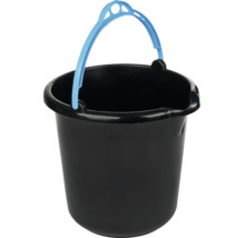 Găleată neagră din plastic cu cioc pentru turnare și mâner albastru deschis.