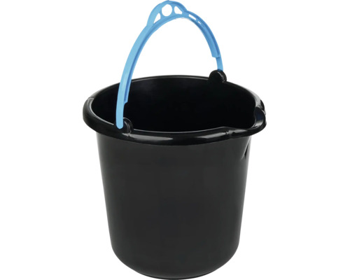 Găleată neagră din plastic cu cioc pentru turnare și mâner albastru deschis.