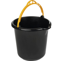 Găleată neagră pentru construcții din plastic cu cioc de scurgere și mâner galben.