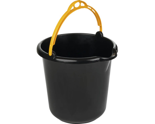 Găleată neagră pentru construcții din plastic cu cioc de scurgere și mâner galben.
