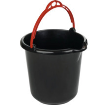Găleată din plastic neagră cu mâner roșu și cioc de turnare.