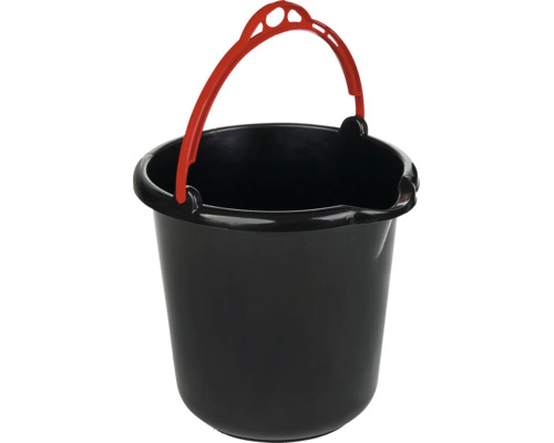 Găleată din plastic neagră cu mâner roșu și cioc de turnare.
