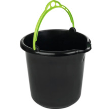 Găleată de construcții neagră din plastic cu mâner verde și cioc de scurgere.